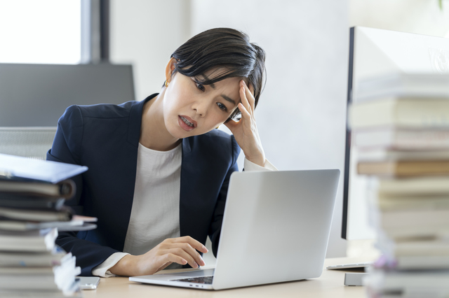 【30～50名規模】中小企業のための勤怠管理システム選定ガイド：年度始めの刷新で月末の集計負担と法的リスクを解消する5ステップ